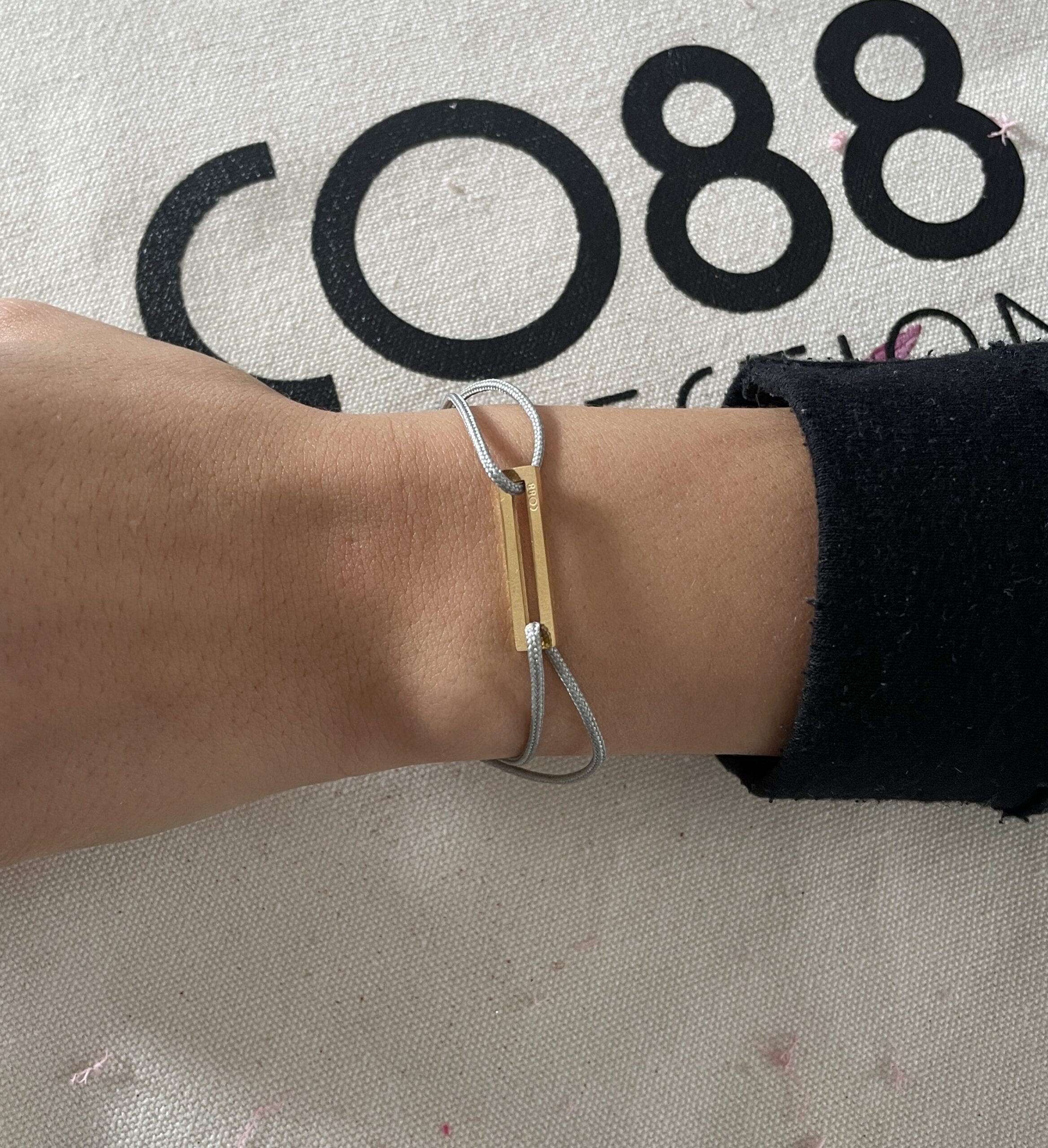 8CB-90753-1 Bracelet Co88 France en acier inoxydable doré et tissu gris