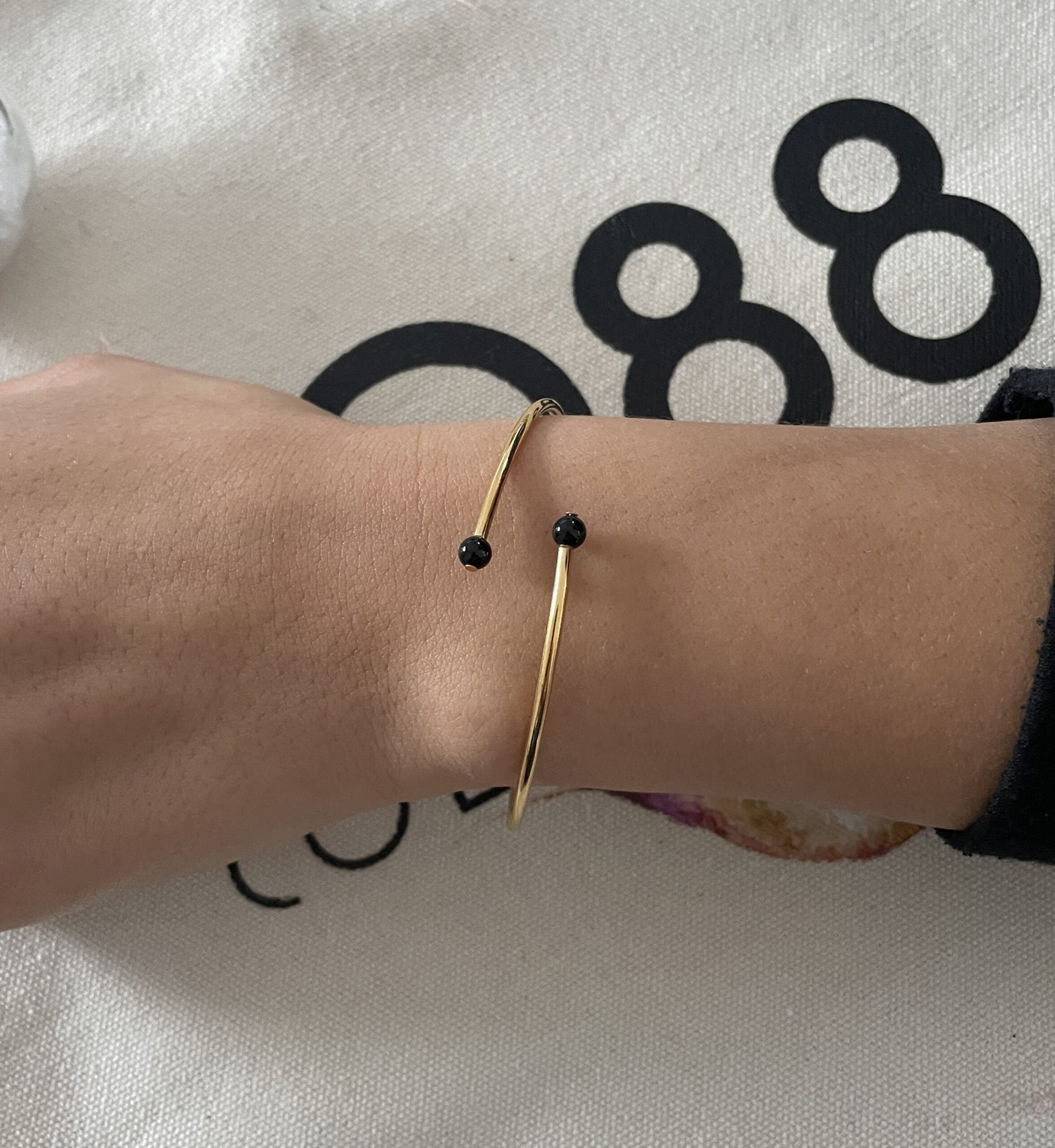Bracelet Co88 France en acier inoxydable doré et pierre naturelle noire