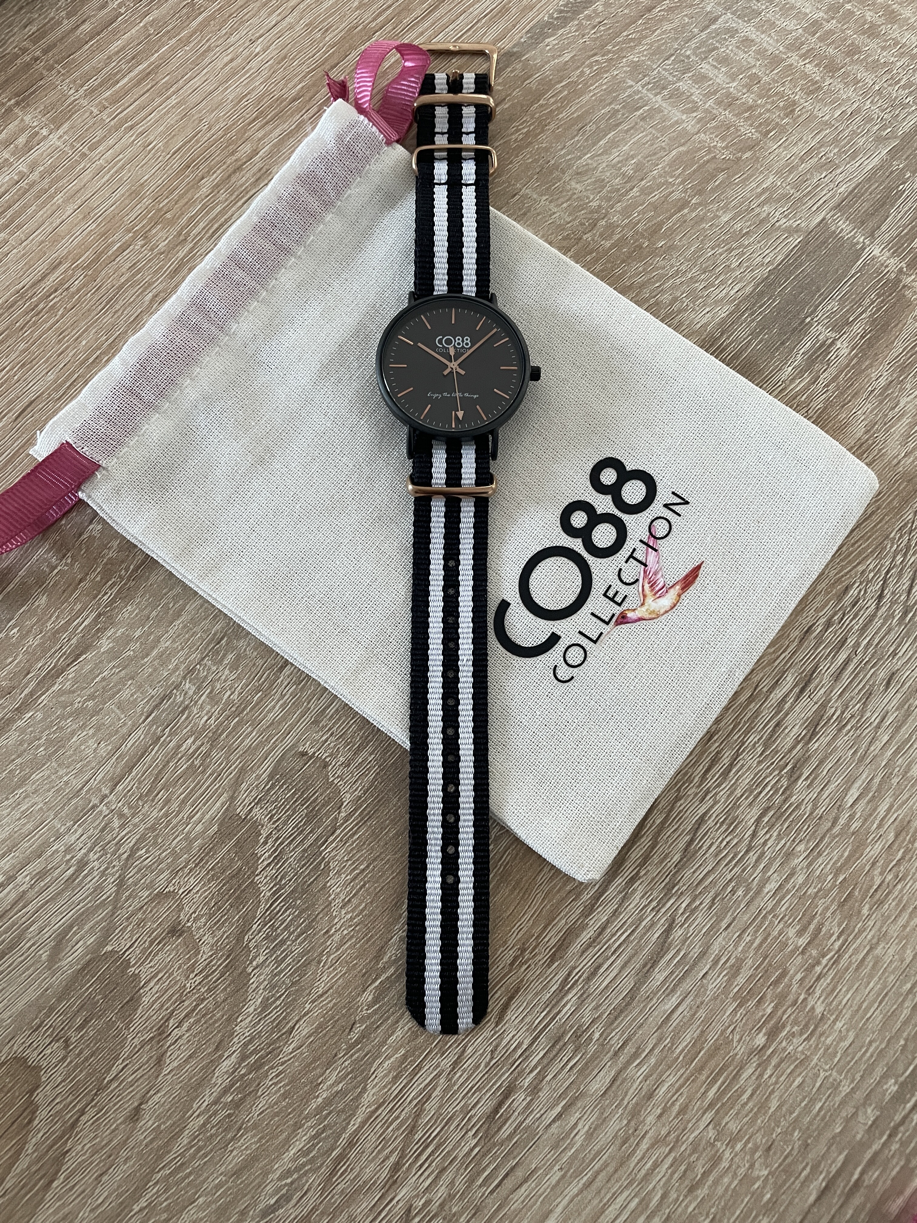 Montre Co88 France en acier inoxydable rose gold et tissu noir et blanc