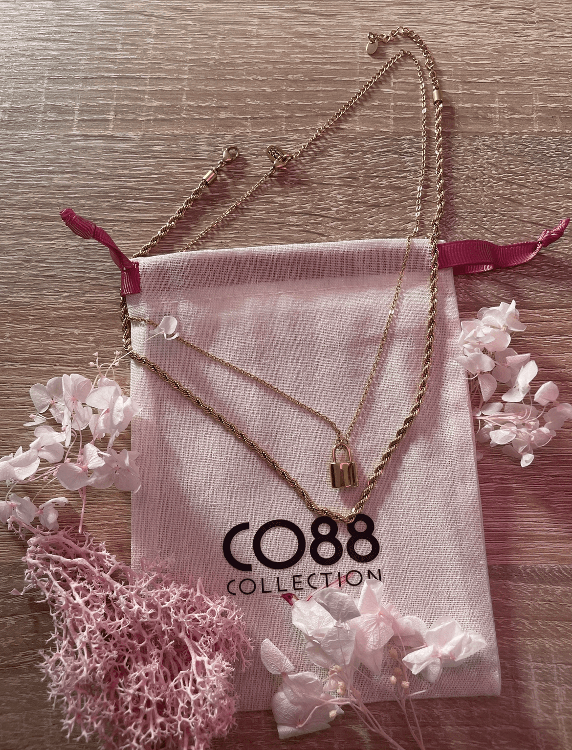 Composition CARMEN et ELISA Composition collier Co88 France en acier inoxydable doré, maille et charms cadenas