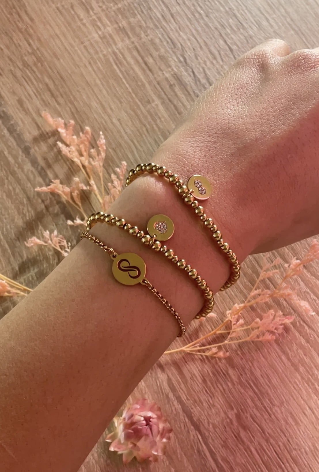 Composition de bracelets Co88 France en acier inoxydable doré, pampilles coeur et infini motif infini
