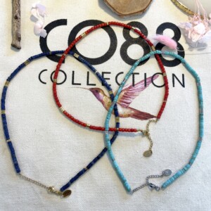 Composition colliers Co88 France en perles bleu clair, bleu foncé et rouge, ornés d'acier inoxydable doré