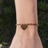 Bracelet Co88 France en acier inoxydable doré et perles marrons, pampille coeur doré