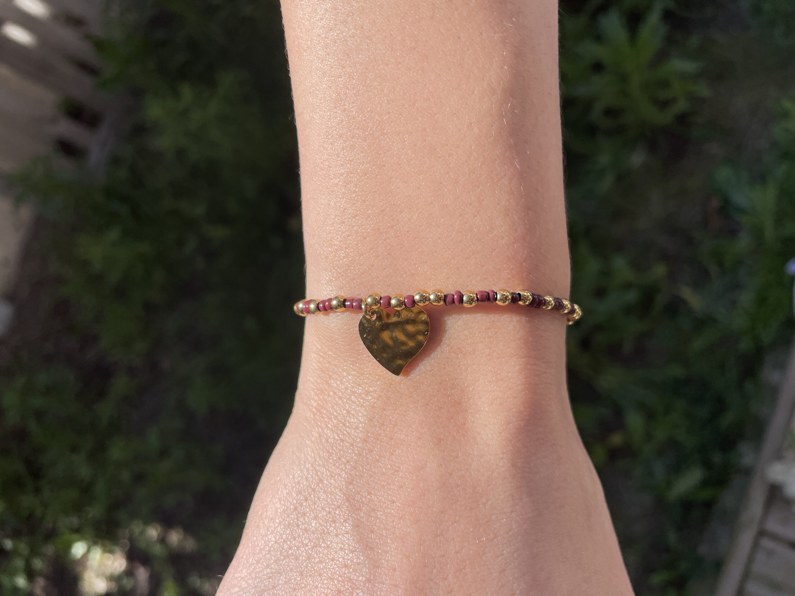Bracelet Co88 France en acier inoxydable doré et perles marrons, pampille coeur doré