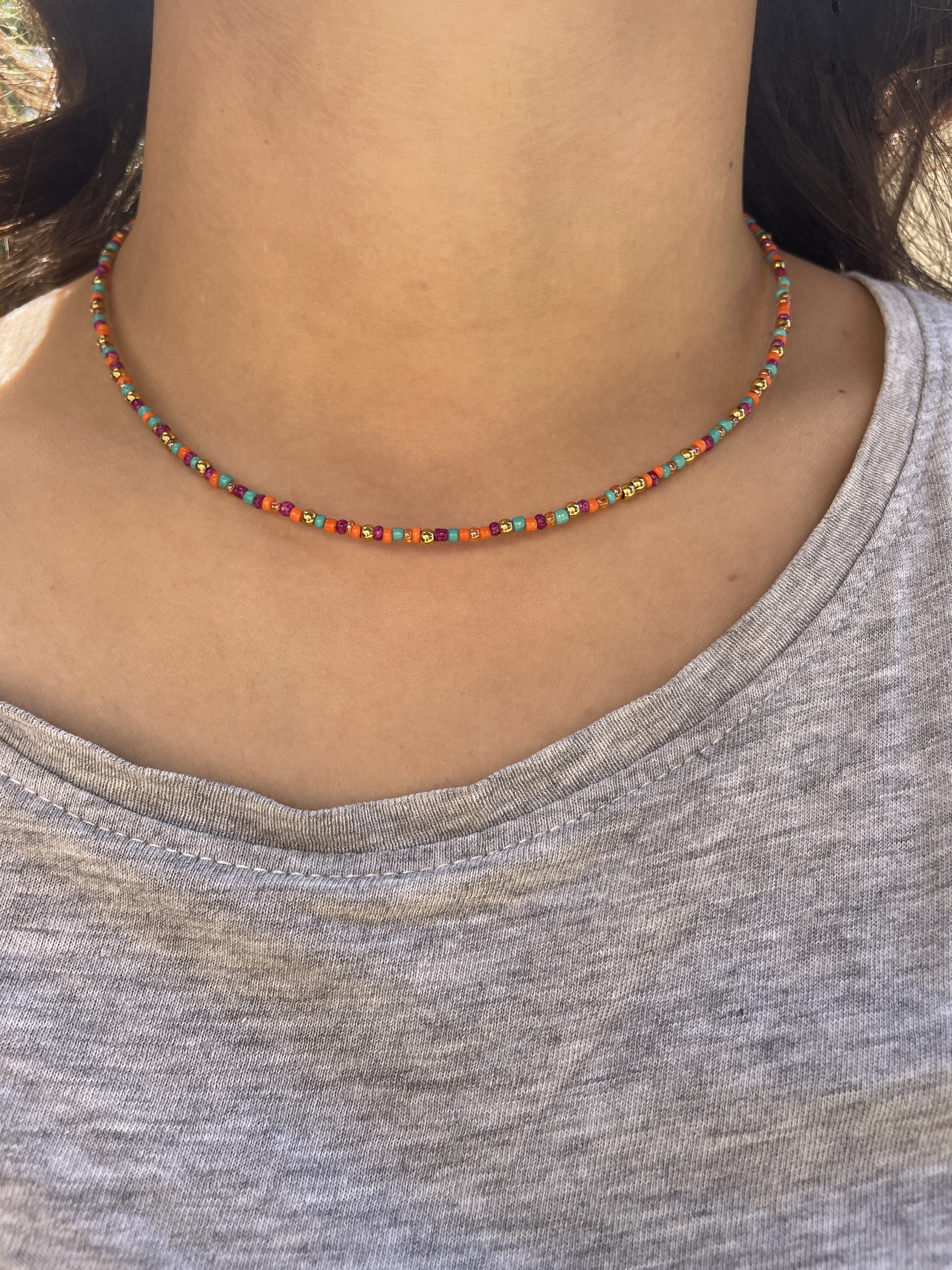 image00003 Collier en perle colorée. Photo portée