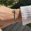 image00004 Bracelet Co88 France en acier inoxydable doré et perles bleu clair, pampille pomme