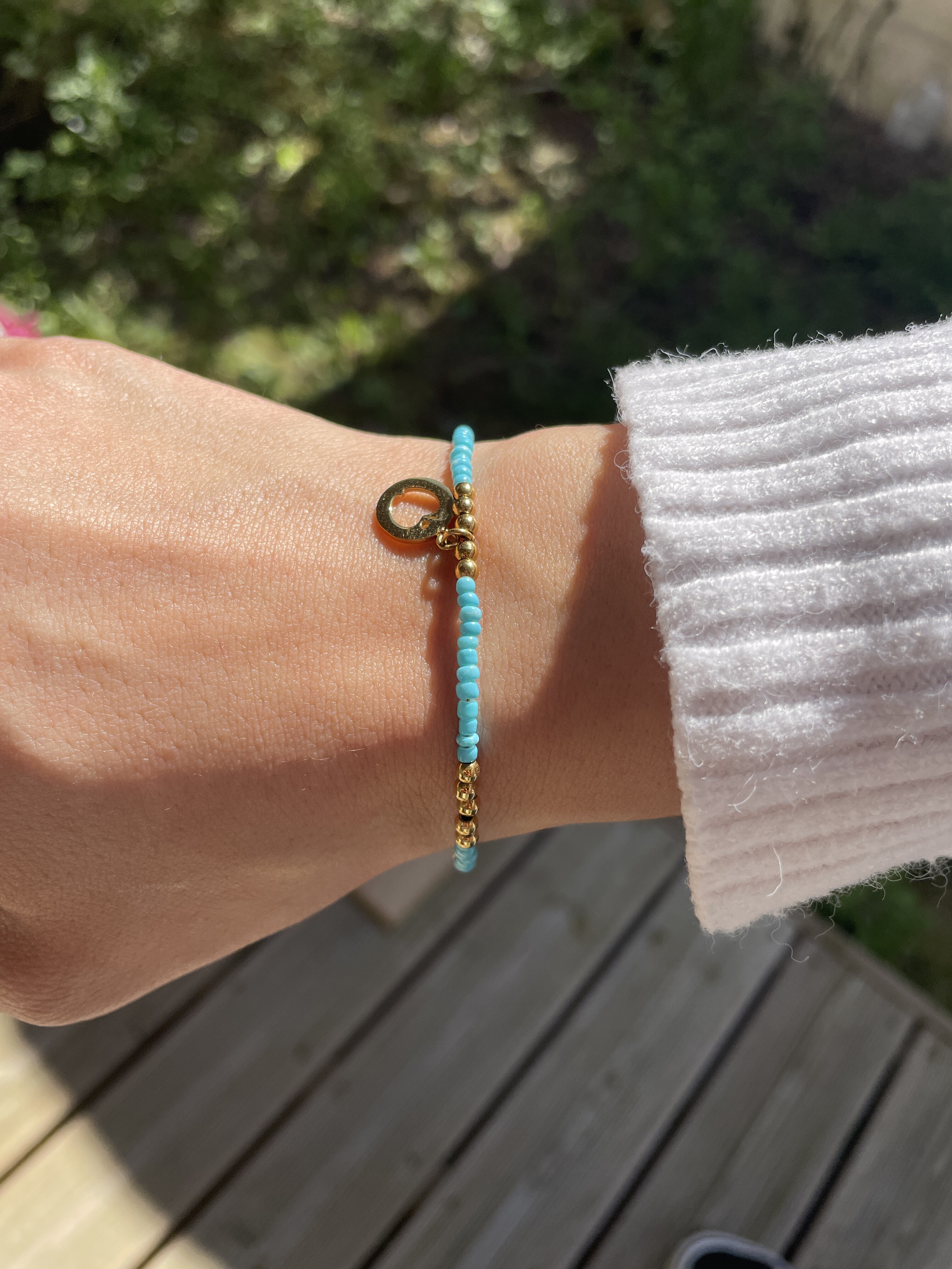 image00004 Bracelet Co88 France en acier inoxydable doré et perles bleu clair, pampille pomme