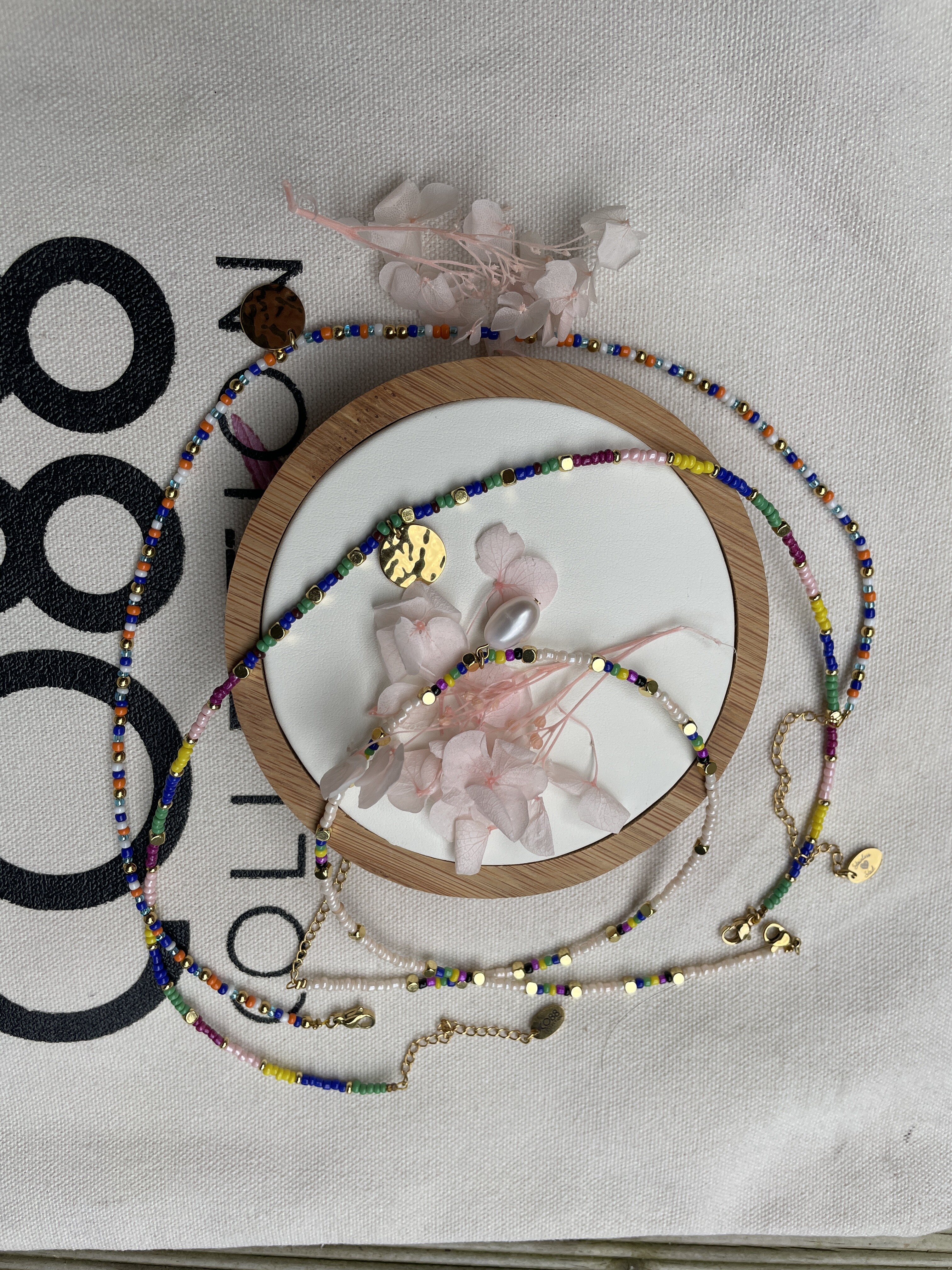 image00011 Composition bijoux Co88 France, bracelet et colliers en acier inoxydable et perles colorées, pampille dorée et perle d'eau douce